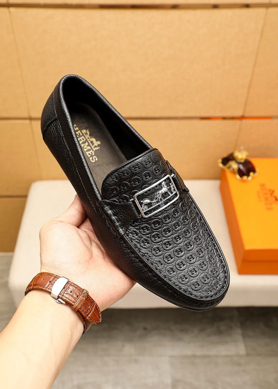 Men's shoes 💰380 💐 Product trademark: HERMES "Hermès" shoes. Regular size: 38-44 (45🉑️customized) Product materials: Selected imported first-layer cowhide embossed upper + classic hardware buckle, imported pig leather lining. Strong three-dimensional visual effect, rubber outsole Color: 1⃣️color optional